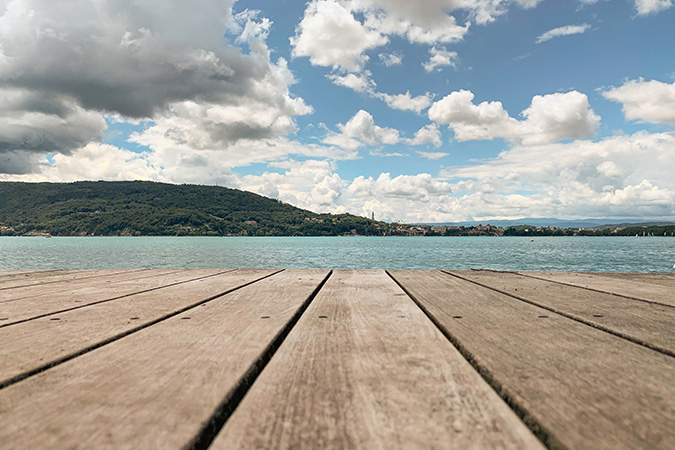 Ponton au lac d'Annecy avec vu lac